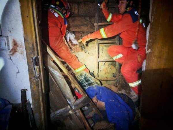 股盈汇 消防员凌晨在垮塌房屋中救出8旬老人 暴雨中紧急救援