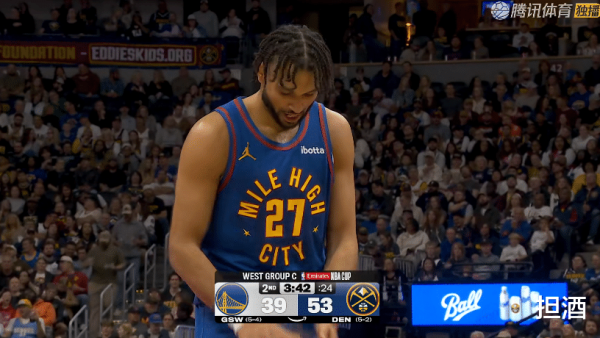 龙辉配资 掘金大胜! 约基奇26+9+9, 赛后约基奇起身走向通道, 穆雷接受采访